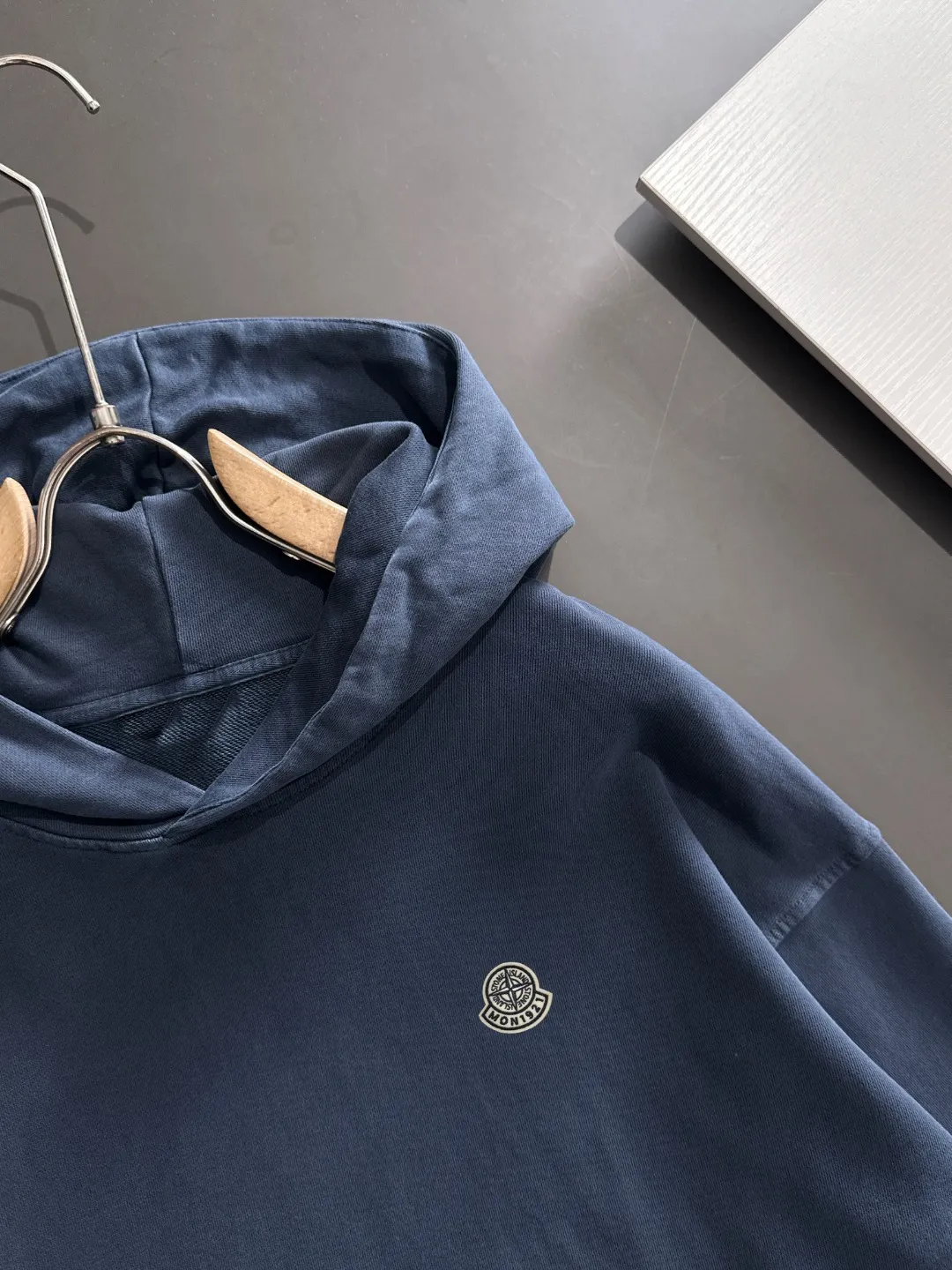 Next day shipping P720 Stone lsland/stone island high quality 2025 autumn and winter new casual heavy industry suit exclusively developed by yb! High quality production! The top version of the trading company channel order, external orders for imported custom fabrics, high breathability and comfort, impeccable details, absolutely worth buying! This type of suit is also a must-have for lazy people. You don’t have to think about how to match it, you can just get it in one set! Brand element design concept, delicate and soft feel! It presents a casual cut and the upper body shape is great! On sale simultaneously on the official website! From a high-end men's positioning brand, the low-key luxury taste is irresistible! Exquisite workmanship and impeccable quality! The overall style is simple, fashionable and timeless, fully meeting the requirements of stylish and tasteful dressing! Sizes: S to XXL (or state your height and weight when placing an order)